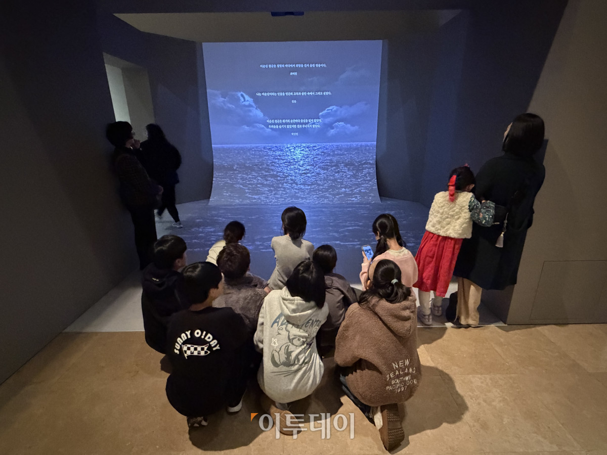 ▲10일 국립중앙박물관에서 진행 중인 '우리들의 이순신' 특별전에서 아이들이 영상 콘텐츠를 관람하고 있는 모습. (송석주 기자 ssp@)