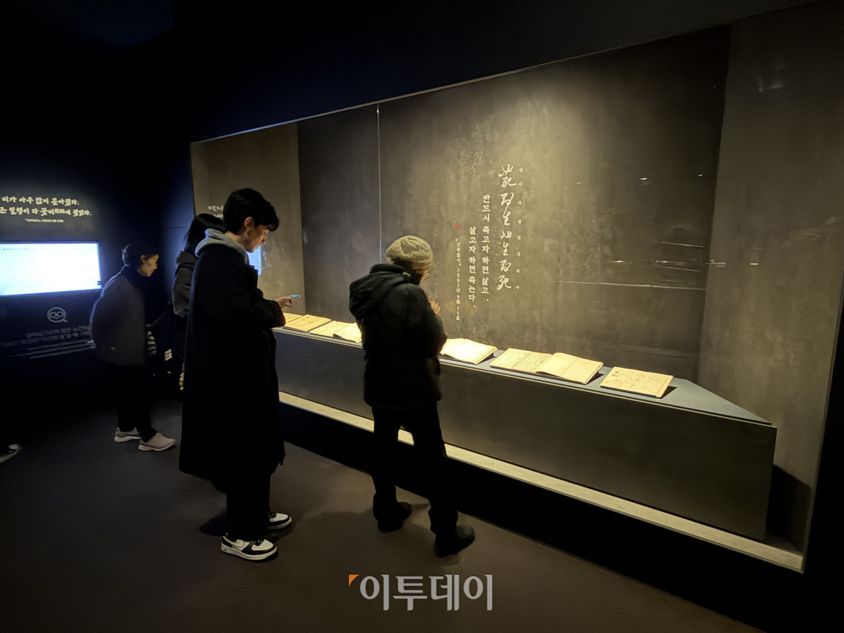 ▲10일 국립중앙박물관에서 진행 중인 '우리들의 이순신' 특별전에서 관람객들이 전시를 보고 있는 모습. (송석주 기자 ssp@)