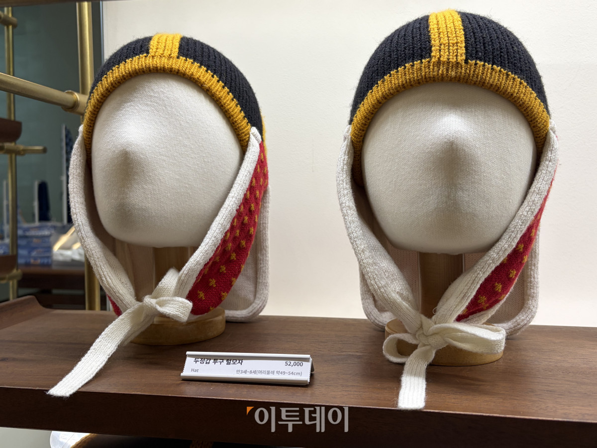 ▲10일 국립중앙박물관에서 진행 중인 '우리들의 이순신' 특별전에서 밖에서 판매되고 있는 투구 모양의 털모자. (송석주 기자 ssp@)
