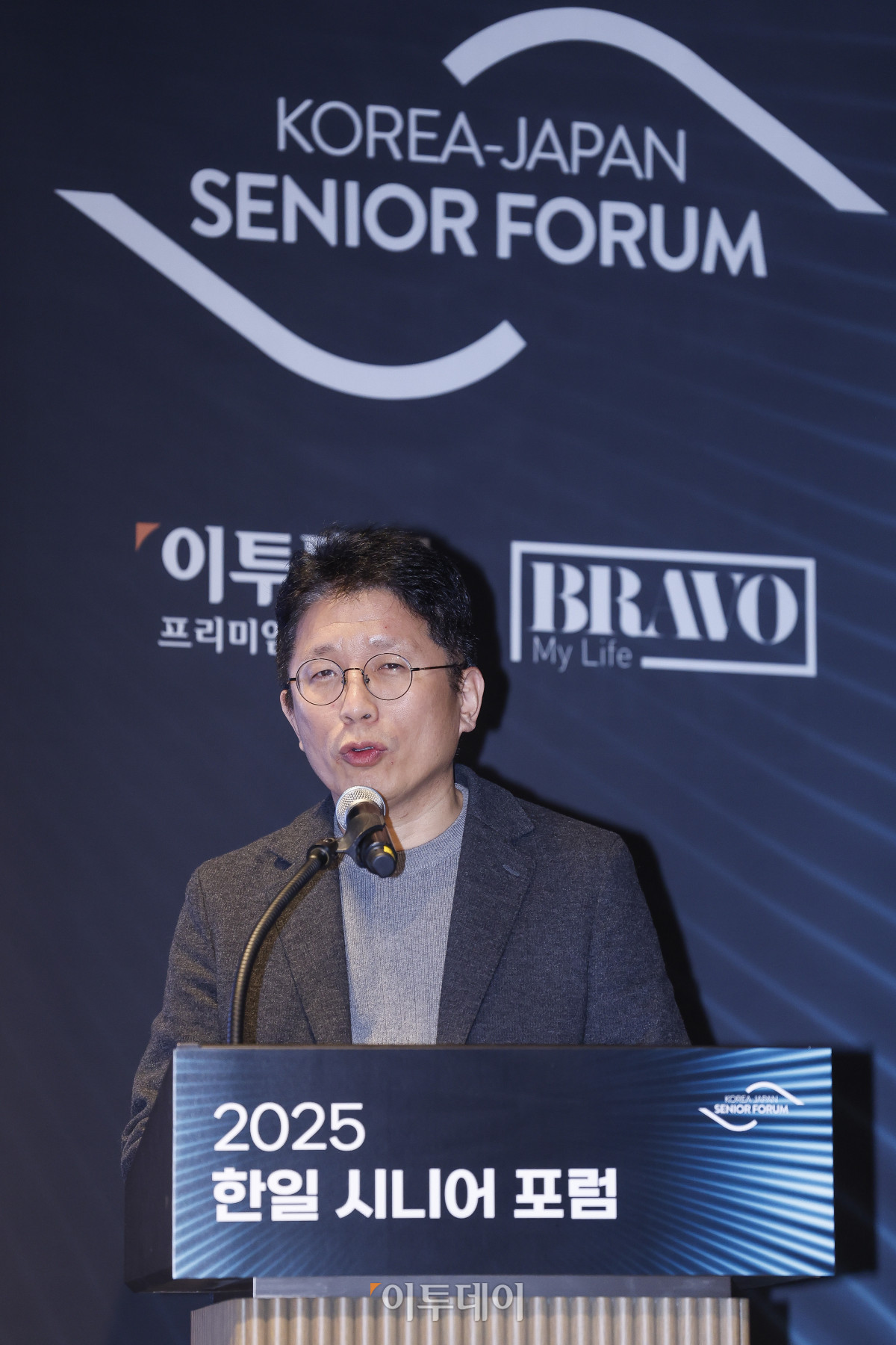 ▲이연백 위로보틱스 공동대표가 11일 서울 강남구 웨스틴 서울 파르나스 아틀라스홀에서 열린 2025 한일 시니어 포럼 세션1 혁신 기술과 커뮤니티 기반 의료·헬스케어 혁신에서 '초고령사회 자립을 돕는 기술, 웨어러블 로봇'을 주제로 발표를 하고 있다. 이투데이가 주최하고 이투데이피앤씨와 브라보마이라이프가 주관하는 한일 시니어포럼은 시니어 이코노미를 핵심 주제로, 양국의 정책적 과제와 산업적 해법을 심도 있게 논의하는 국제 교류의 장으로서 시니어 비즈니스가 미래 성장을 견인하는 주체임을 강조하며, 생태계 활성화를 위한 정책·비즈니스·기술·문화 전반에서 필요한 혁신과 전환점을 모색한다. 조현호 기자 hyunho@