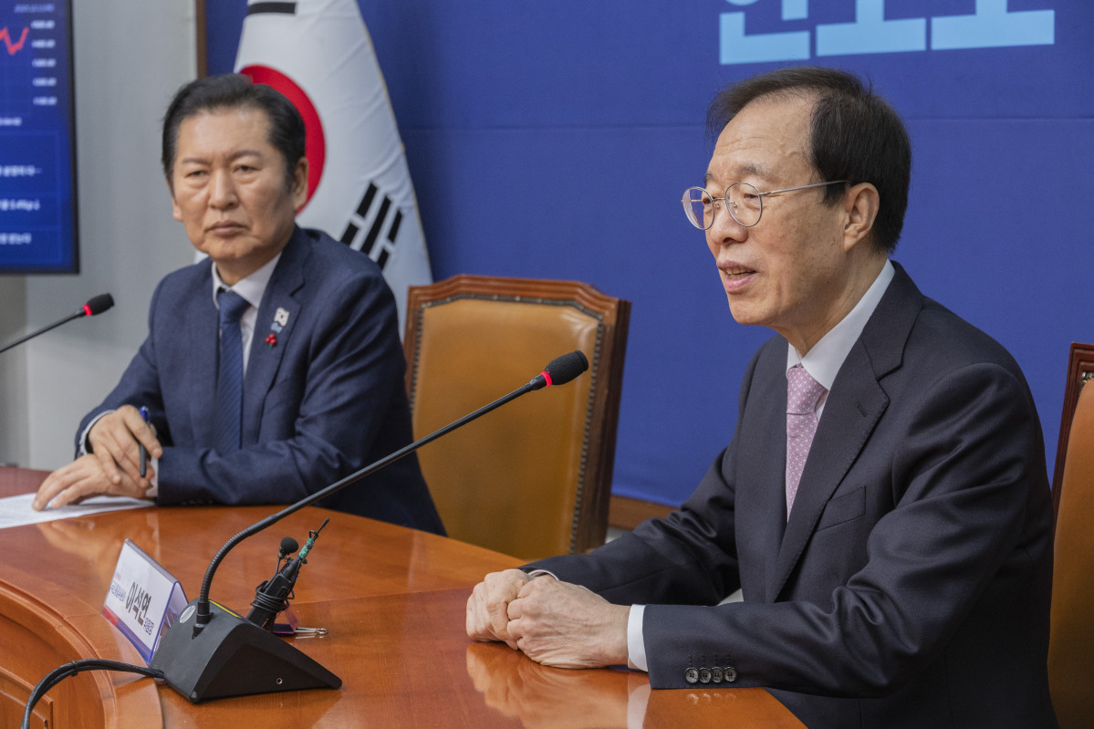 ▲이석연 국민통합위원회 위원장(오른쪽)이 11일 국회에서 더불어민주당 정청래 대표를 만나 인사말을 하고 있다. (연합뉴스)