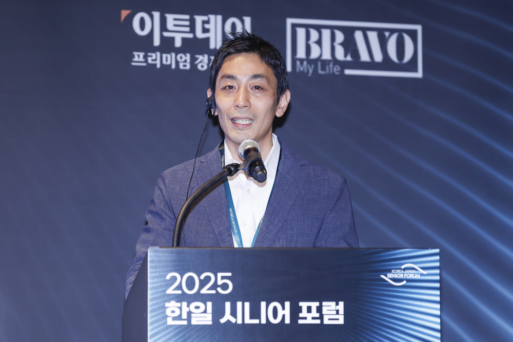 ▲야스이 유우 의료법인사단 호무라 이사장이 11일 서울 강남구 웨스틴 서울 파르나스 아틀라스홀에서 열린 2025 한일 시니어 포럼 세션1 혁신 기술과 커뮤니티 기반 의료·헬스케어 혁신에서 재택 중심 의료 전환과 '집으로 돌아가자 병원'의 도전을 주제로 발표를 하고 있다. 조현호 기자 hyunho@(이투데이DB)