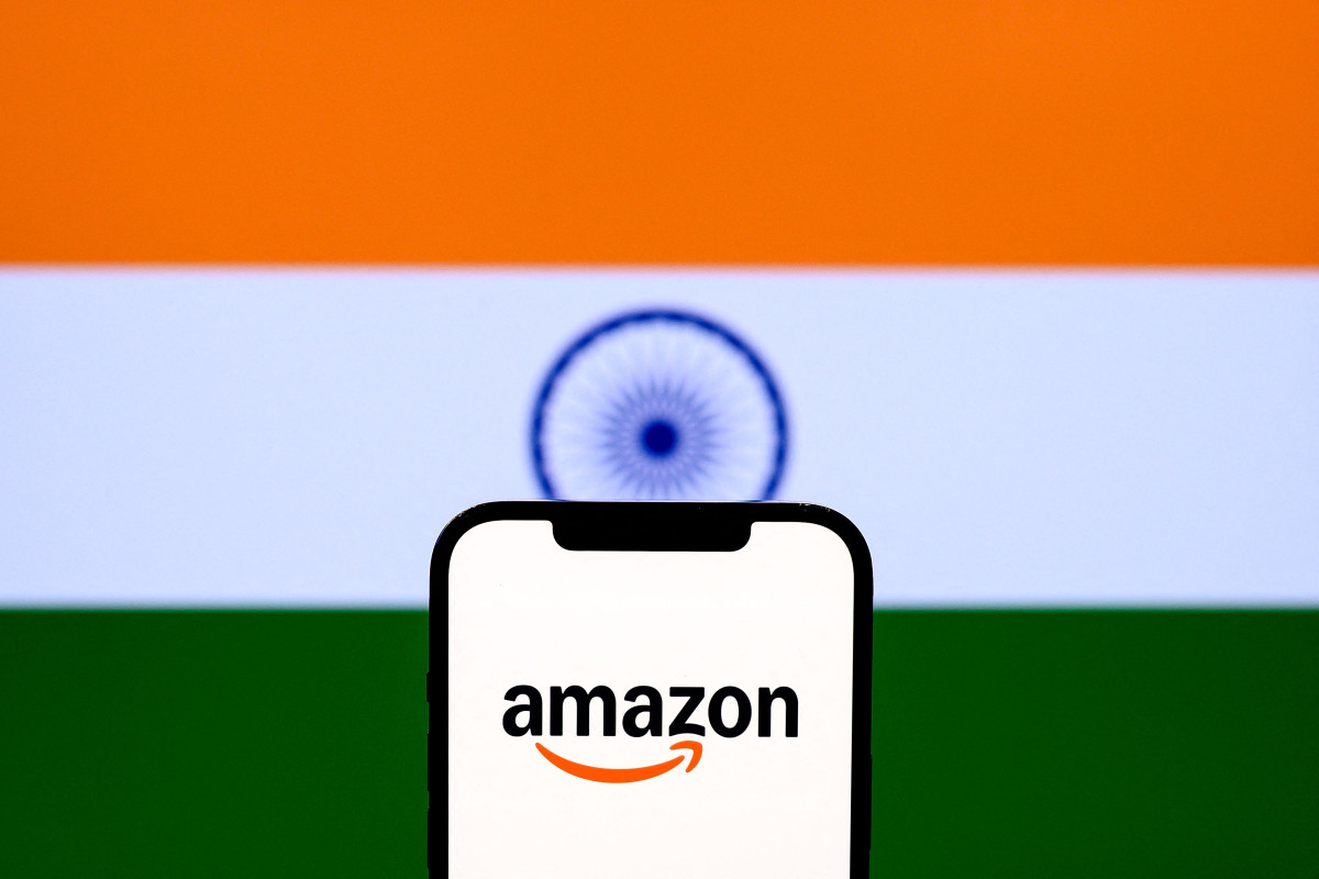 ▲인도 국기를 배경으로 스마트폰에 아마존 로고가 표시된 모습을 보여주는 일러스트 사진.
(AFP연합뉴스)