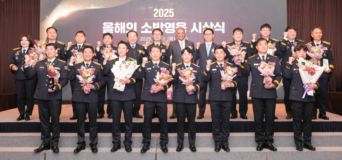 ▲안와르 알 히즈아지 에쓰오일 CEO(뒷줄 왼쪽에서 7번째)가 시상식을 마치고 영웅 소방관 수상자 및 행사 관계자들과 기념촬영을 하고 있다. (에쓰오일)