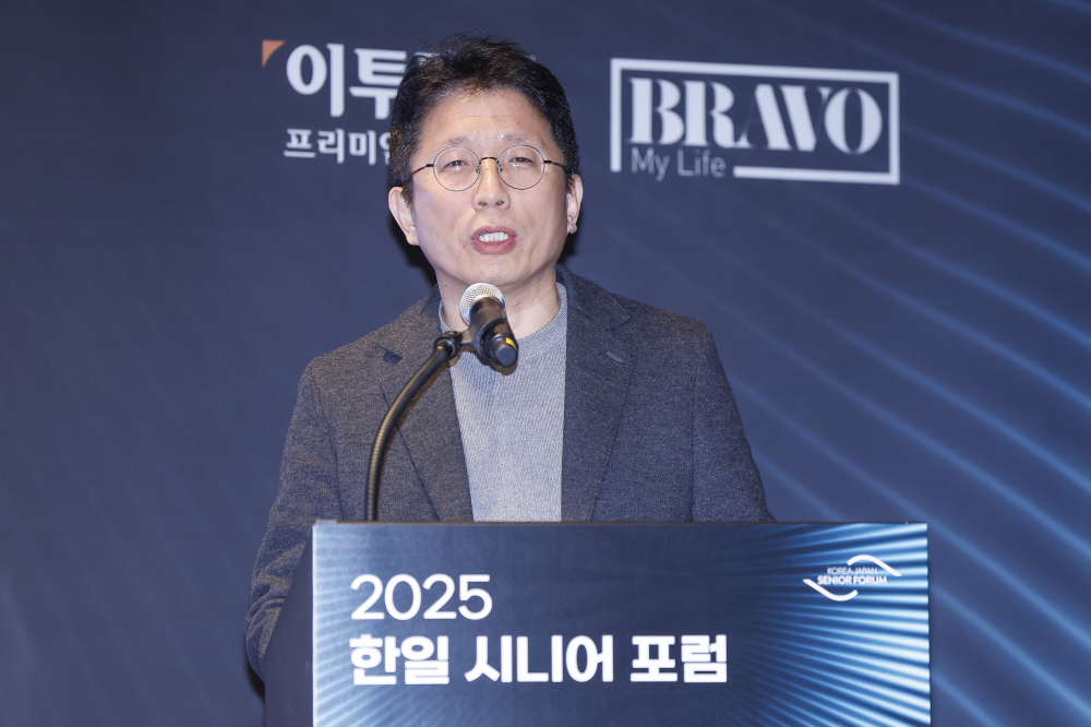 ▲이연백 위로보틱스 공동대표가 11일 서울 강남구 웨스틴 서울 파르나스 아틀라스홀에서 열린 2025 한일 시니어 포럼 세션1 혁신 기술과 커뮤니티 기반 의료·헬스케어 혁신에서 '초고령사회 자립을 돕는 기술, 웨어러블 로봇'을 주제로 발표를 하고 있다. 이투데이가 주최하고 이투데이피앤씨와 브라보마이라이프가 주관하는 한일 시니어포럼은 시니어 이코노미를 핵심 주제로, 양국의 정책적 과제와 산업적 해법을 심도 있게 논의하는 국제 교류의 장으로서 시니어 비즈니스가 미래 성장을 견인하는 주체임을 강조하며, 생태계 활성화를 위한 정책·비즈니스·기술·문화 전반에서 필요한 혁신과 전환점을 모색한다. 조현호 기자 hyunho@(이투데이DB)