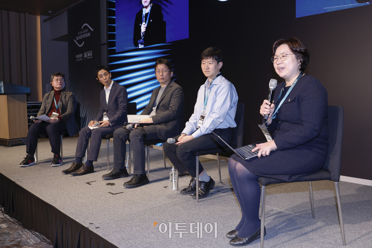 ▲유애정 국민건강보험공단 통합지원정책개발센터장이 11일 서울 강남구 웨스틴 서울 파르나스 아틀라스홀에서 열린 2025 한일 시니어 포럼 세션1 혁신 기술과 커뮤니티 기반 의료·헬스케어 혁신에서 패널토론을 하고 있다. 이투데이가 주최하고 이투데이피앤씨와 브라보마이라이프가 주관하는 한일 시니어포럼은 시니어 이코노미를 핵심 주제로, 양국의 정책적 과제와 산업적 해법을 심도 있게 논의하는 국제 교류의 장으로서 시니어 비즈니스가 미래 성장을 견인하는 주체임을 강조하며, 생태계 활성화를 위한 정책·비즈니스·기술·문화 전반에서 필요한 혁신과 전환점을 모색한다. 조현호 기자 hyunho@