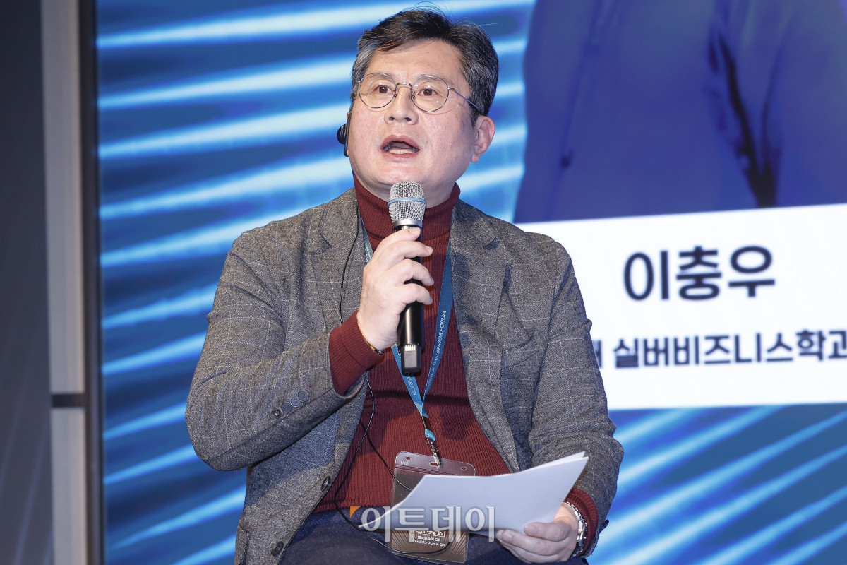 ▲좌장을 맡은 이충우 숙명여대 실버비즈니스학과 교수가 11일 서울 강남구 웨스틴 서울 파르나스 아틀라스홀에서 열린 2025 한일 시니어 포럼 세션1 혁신 기술과 커뮤니티 기반 의료·헬스케어 혁신에서 패널토론을 진행하고 있다. 이투데이가 주최하고 이투데이피앤씨와 브라보마이라이프가 주관하는 한일 시니어포럼은 시니어 이코노미를 핵심 주제로, 양국의 정책적 과제와 산업적 해법을 심도 있게 논의하는 국제 교류의 장으로서 시니어 비즈니스가 미래 성장을 견인하는 주체임을 강조하며, 생태계 활성화를 위한 정책·비즈니스·기술·문화 전반에서 필요한 혁신과 전환점을 모색한다. 조현호 기자 hyunho@
