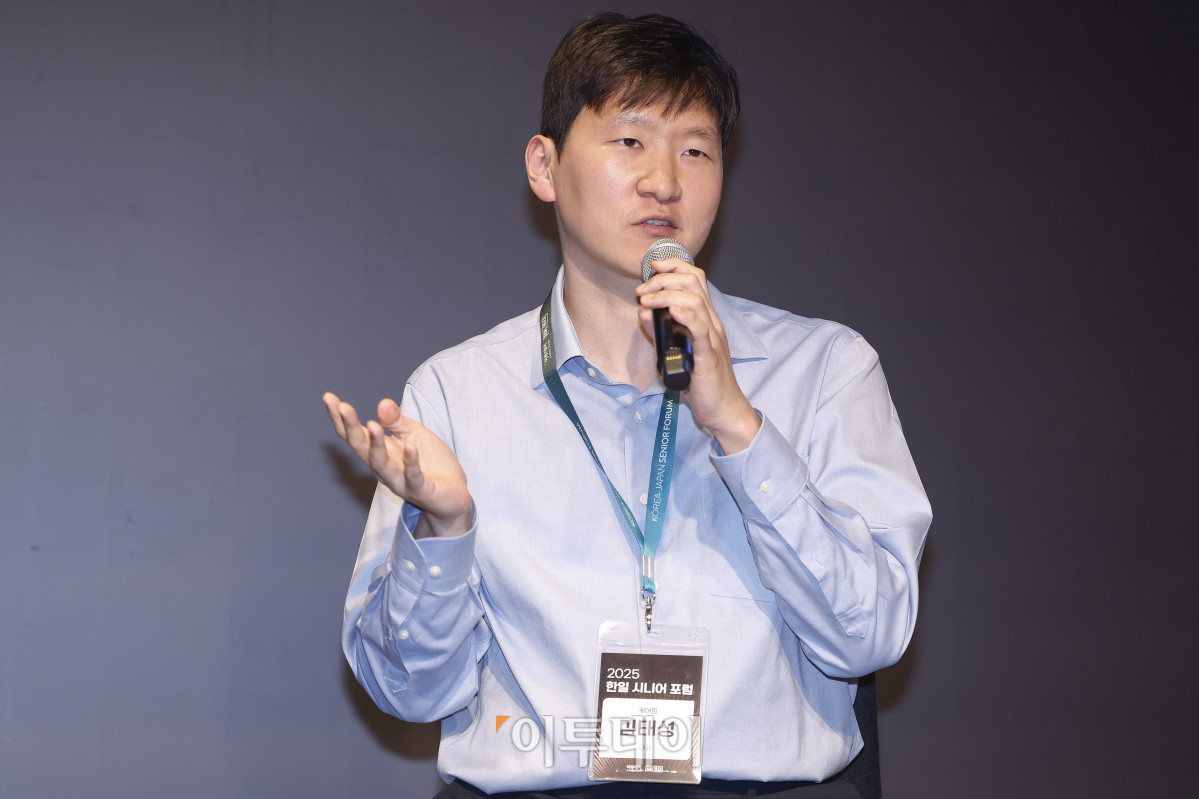 ▲김태성 케어링 대표가 11일 서울 강남구 웨스틴 서울 파르나스 아틀라스홀에서 열린 2025 한일 시니어 포럼 세션1 혁신 기술과 커뮤니티 기반 의료·헬스케어 혁신에서 패널토론을 하고 있다. 이투데이가 주최하고 이투데이피앤씨와 브라보마이라이프가 주관하는 한일 시니어포럼은 시니어 이코노미를 핵심 주제로, 양국의 정책적 과제와 산업적 해법을 심도 있게 논의하는 국제 교류의 장으로서 시니어 비즈니스가 미래 성장을 견인하는 주체임을 강조하며, 생태계 활성화를 위한 정책·비즈니스·기술·문화 전반에서 필요한 혁신과 전환점을 모색한다. 조현호 기자 hyunho@