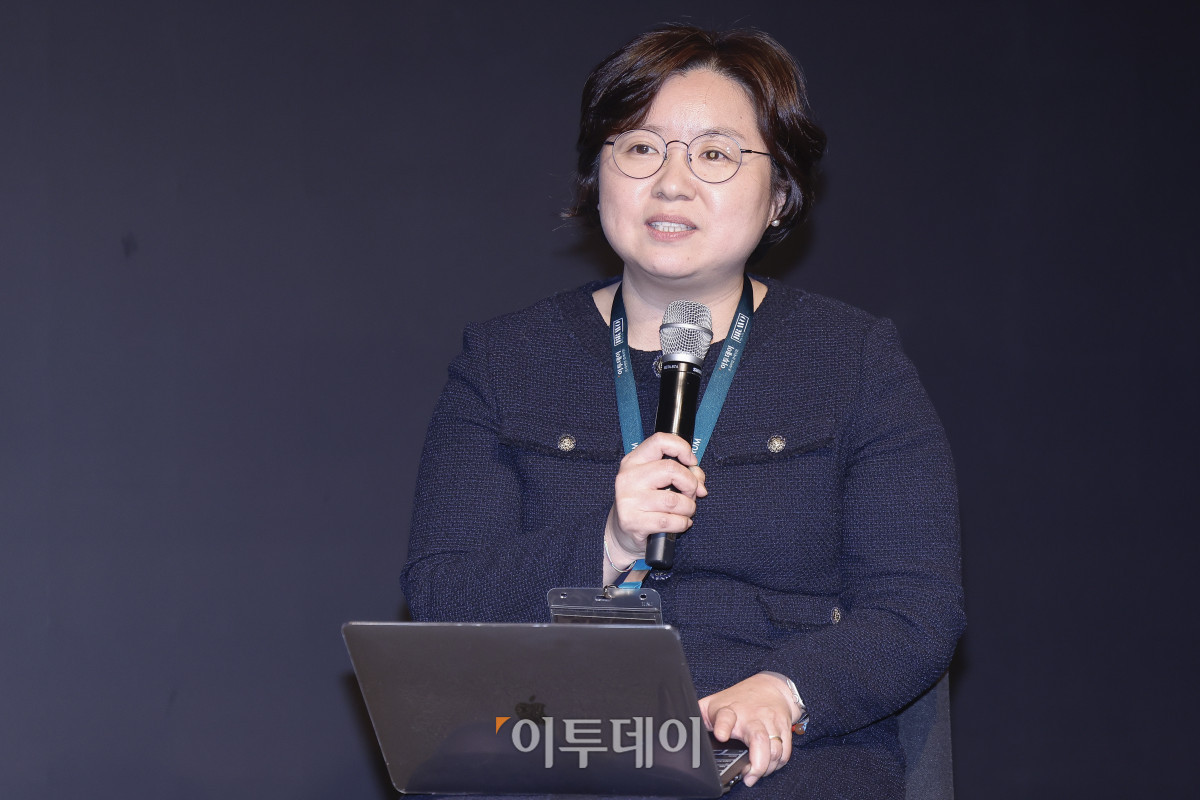 ▲유애정 국민건강보험공단 통합지원정책개발센터장이 11일 서울 강남구 웨스틴 서울 파르나스 아틀라스홀에서 열린 2025 한일 시니어 포럼 세션1 혁신 기술과 커뮤니티 기반 의료·헬스케어 혁신에서 패널토론을 하고 있다. 이투데이가 주최하고 이투데이피앤씨와 브라보마이라이프가 주관하는 한일 시니어포럼은 시니어 이코노미를 핵심 주제로, 양국의 정책적 과제와 산업적 해법을 심도 있게 논의하는 국제 교류의 장으로서 시니어 비즈니스가 미래 성장을 견인하는 주체임을 강조하며, 생태계 활성화를 위한 정책·비즈니스·기술·문화 전반에서 필요한 혁신과 전환점을 모색한다. 조현호 기자 hyunho@