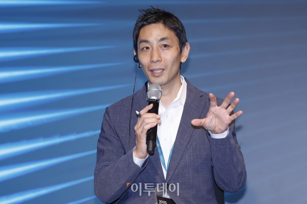 ▲야스이 유우 의료법인사단 호무라 이사장이 11일 서울 강남구 웨스틴 서울 파르나스 아틀라스홀에서 열린 2025 한일 시니어 포럼 세션1 혁신 기술과 커뮤니티 기반 의료·헬스케어 혁신에서 패널토론을 하고 있다. 이투데이가 주최하고 이투데이피앤씨와 브라보마이라이프가 주관하는 한일 시니어포럼은 시니어 이코노미를 핵심 주제로, 양국의 정책적 과제와 산업적 해법을 심도 있게 논의하는 국제 교류의 장으로서 시니어 비즈니스가 미래 성장을 견인하는 주체임을 강조하며, 생태계 활성화를 위한 정책·비즈니스·기술·문화 전반에서 필요한 혁신과 전환점을 모색한다. 조현호 기자 hyunho@