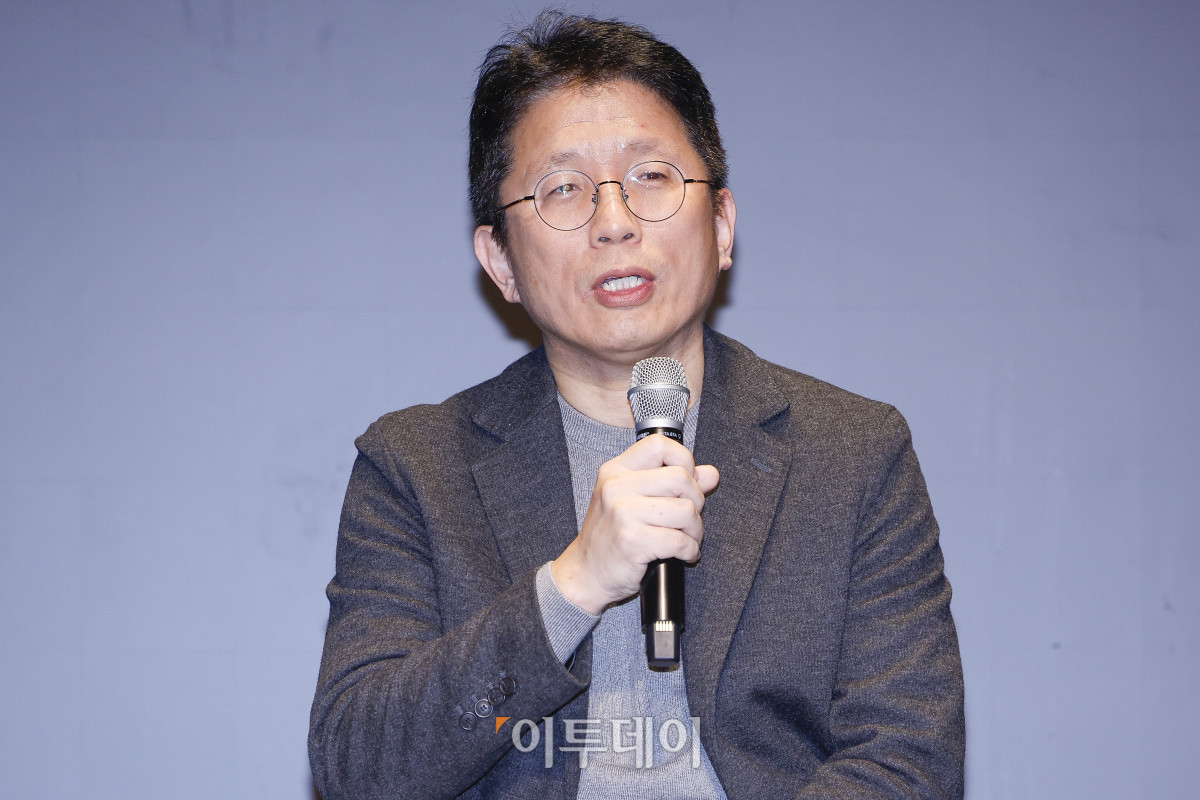 ▲이연백 위로보틱스 공동대표가 11일 서울 강남구 웨스틴 서울 파르나스 아틀라스홀에서 열린 2025 한일 시니어 포럼 세션1 혁신 기술과 커뮤니티 기반 의료·헬스케어 혁신에서 패널토론을 하고 있다. 이투데이가 주최하고 이투데이피앤씨와 브라보마이라이프가 주관하는 한일 시니어포럼은 시니어 이코노미를 핵심 주제로, 양국의 정책적 과제와 산업적 해법을 심도 있게 논의하는 국제 교류의 장으로서 시니어 비즈니스가 미래 성장을 견인하는 주체임을 강조하며, 생태계 활성화를 위한 정책·비즈니스·기술·문화 전반에서 필요한 혁신과 전환점을 모색한다. 조현호 기자 hyunho@