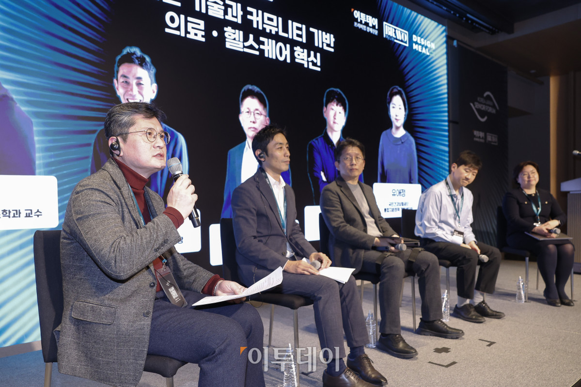 ▲좌장을 맡은 이충우 숙명여대 실버비즈니스학과 교수가 11일 서울 강남구 웨스틴 서울 파르나스 아틀라스홀에서 열린 2025 한일 시니어 포럼 세션1 혁신 기술과 커뮤니티 기반 의료·헬스케어 혁신에서 패널토론을 진행하고 있다. 이투데이가 주최하고 이투데이피앤씨와 브라보마이라이프가 주관하는 한일 시니어포럼은 시니어 이코노미를 핵심 주제로, 양국의 정책적 과제와 산업적 해법을 심도 있게 논의하는 국제 교류의 장으로서 시니어 비즈니스가 미래 성장을 견인하는 주체임을 강조하며, 생태계 활성화를 위한 정책·비즈니스·기술·문화 전반에서 필요한 혁신과 전환점을 모색한다. 조현호 기자 hyunho@