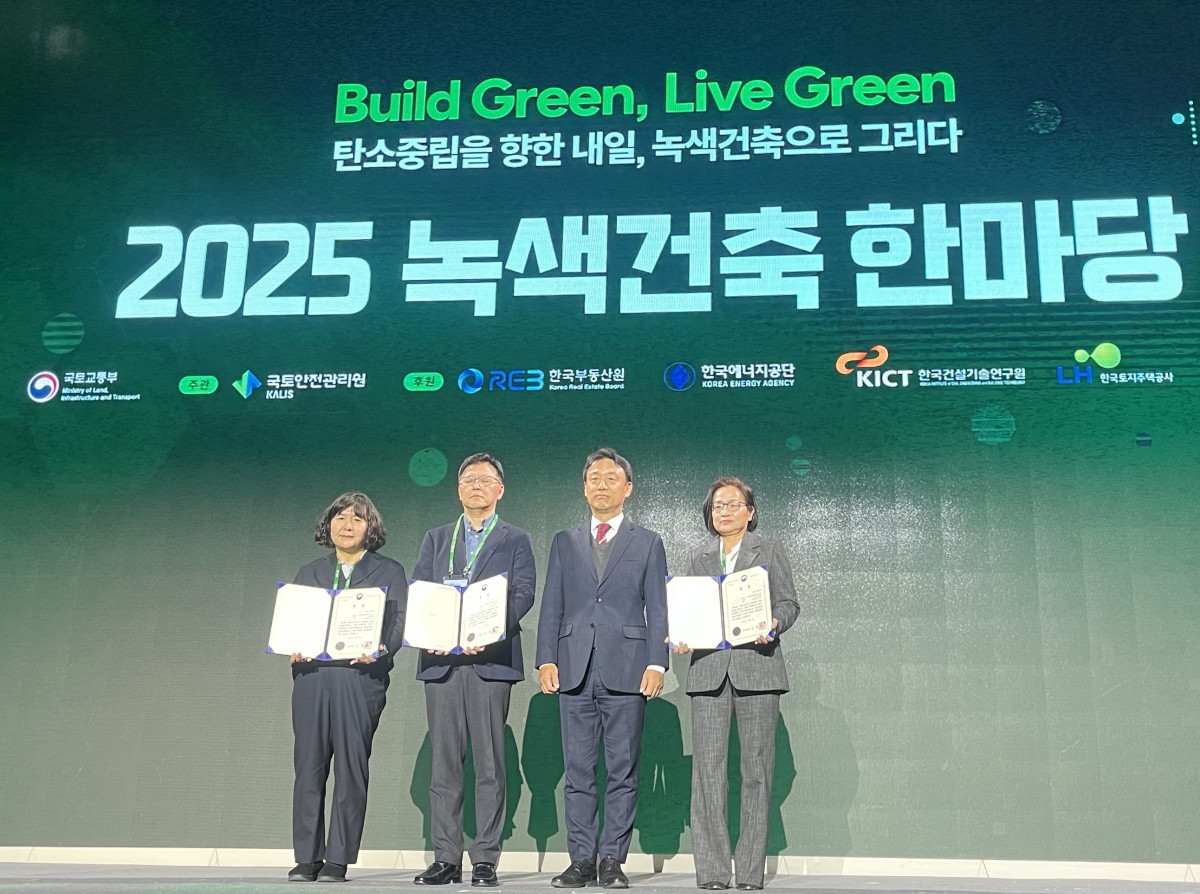 ▲이세정 SH 건축설계처장(오른쪽 첫 번째)을 비롯한 ‘고덕 온빛채’ 사업 관계자들이 국토부 장관상 수상 후 상장을 들어 보이고 있다. (사진제공=서울주택도시개발공사)