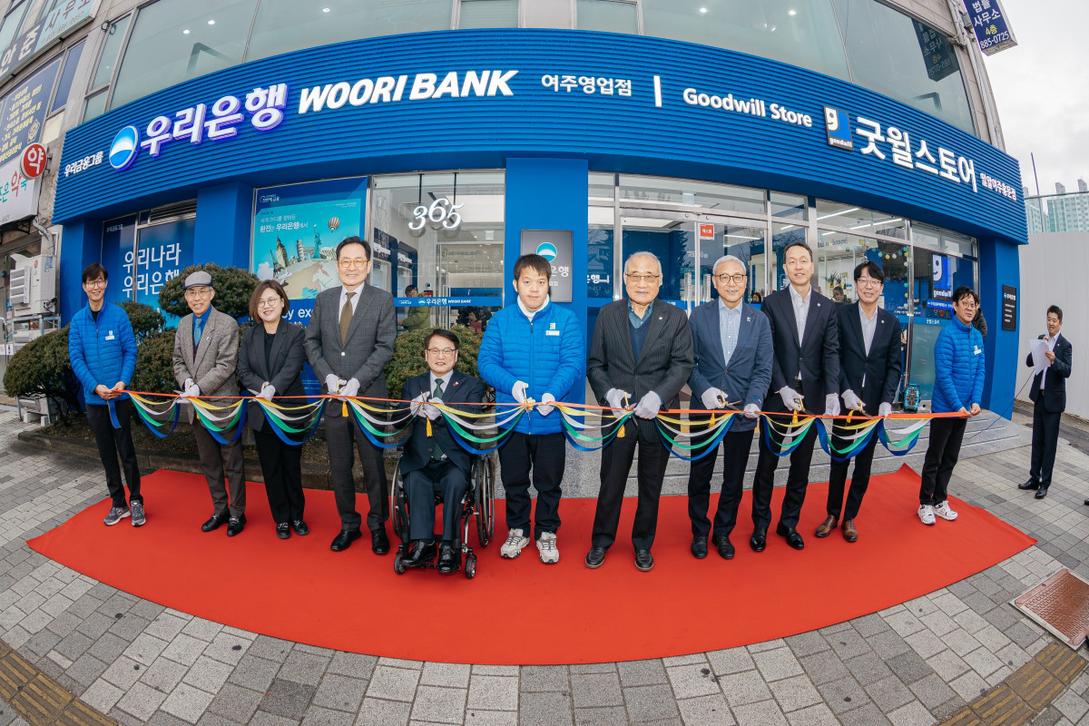 ▲(왼쪽부터)한국굿윌산업협회 유영균 상임대표, 한국장애인고용공단 김현주 소통협력실장,우리금융미래재단 장광익 사무국장, 한국장애인고용공단 이종성 이사장, 굿윌브랜치 여주점 한인수 사원, 밀알복지재단 홍정길 이사장, 밀알복지재단 한상욱 굿윌부문장, 우리금융지주 이정섭 상무, 우리은행 김동성 경기남부영업본부장이 11일 '굿윌브랜치 여주점' 개소식에서 기념사진을 촬영하고있다. (사진제공=우리금융)