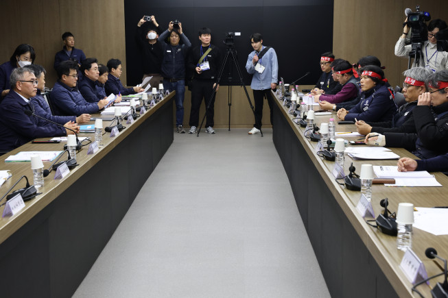 ▲서울교통공사 노사가 11일 서울 성동구 서울교통공사 본사에서 열린 서울지하철 노사 임금교섭 본회의에 참석해 있다. (연합뉴스)