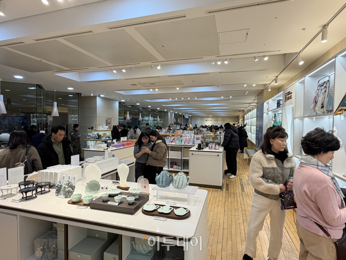 ▲10일 국립중앙박물관 내부에 있는 뮤지엄숍에서 관람객들이 굿즈를 구경하고 있다. (송석주 기자 ssp@)