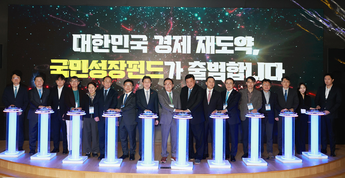 ▲이억원 금융위원장과 박현주 미래에셋 회장, 서정진 셀트리온 회장, 박상진 한국산업은행 회장 등이 11일 서울 여의도 산업은행에서 열린 '국민성장펀드 출범식'에서 기념 세리머니를 하고 있다. (사진제공=금융위원회)