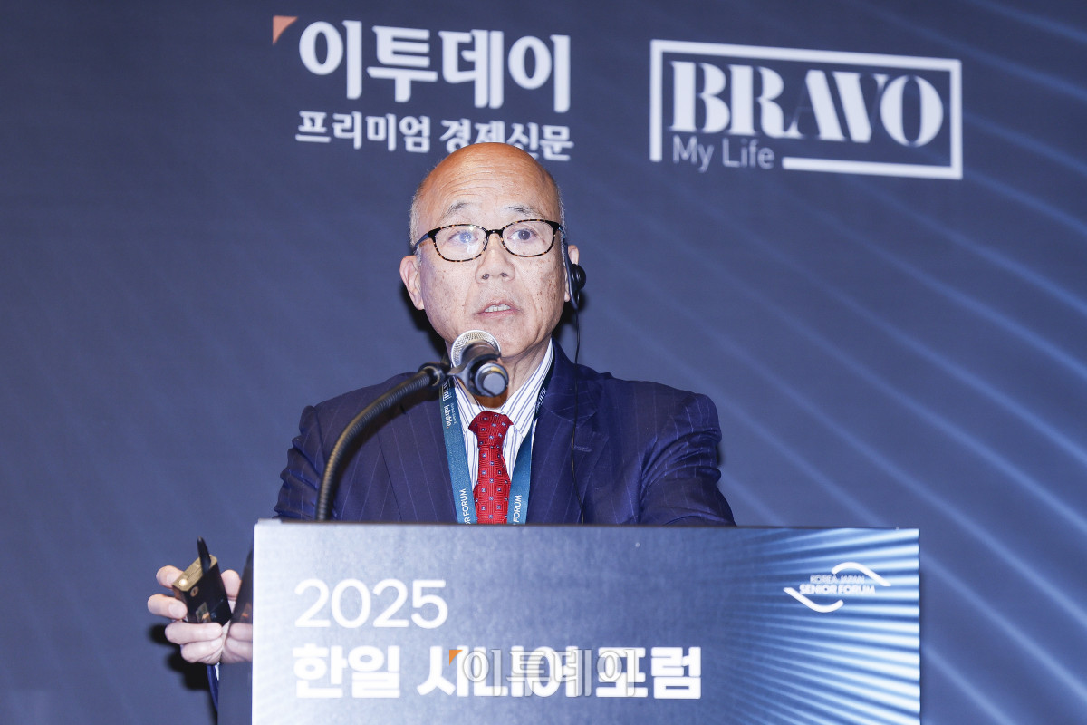 ▲무라제키 후미오 고레이샤 대표가 11일 서울 강남구 웨스틴 서울 파르나스 아틀라스홀에서 열린 2025 한일 시니어 포럼 세션2 시니어 삶의 질 향상의 두 축: 사회참여와 건강관리에서 '행복한 노후를 서포트한다. 일본의 시니어 인재 비즈니스 사례'를 주제로 발표를 하고 있다. 이투데이와 이투데이피엔씨가 주최한 한일 시니어 포럼은 시니어 이코노미를 핵심 주제로, 양국의 정책적 과제와 산업적 해법을 심도 있게 논의하는 국제 교류의 장이다. 시니어 비즈니스가 미래 성장을 견인하는 주체임을 강조하며, 생태계 활성화를 위한 정책·비즈니스·기술 전반에서 필요한 혁신과 전환점을 모색한다. 조현호 기자 hyunho@
