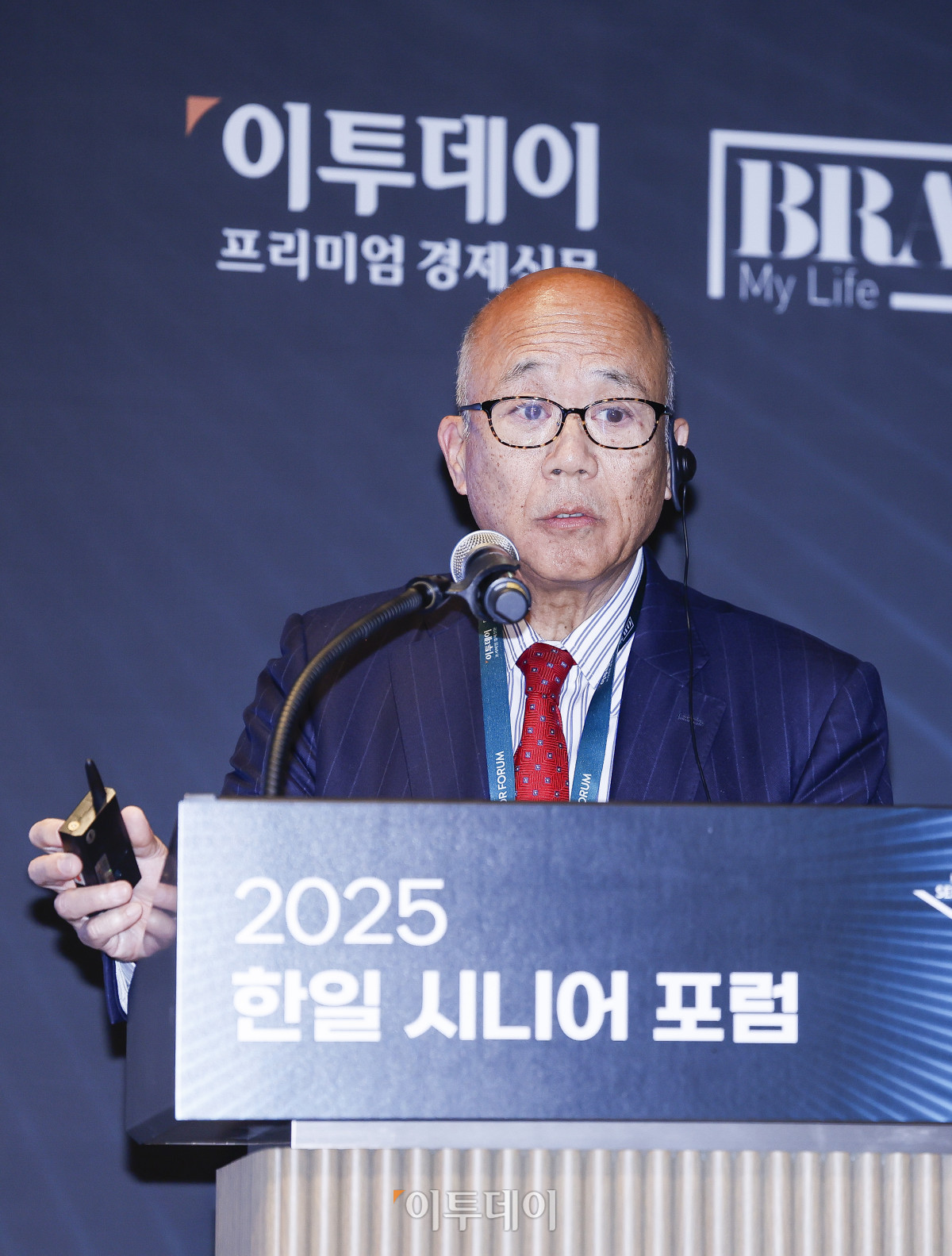 ▲무라제키 후미오 고레이샤 대표가 11일 서울 강남구 웨스틴 서울 파르나스 아틀라스홀에서 열린 2025 한일 시니어 포럼 세션2 시니어 삶의 질 향상의 두 축: 사회참여와 건강관리에서 '행복한 노후를 서포트한다. 일본의 시니어 인재 비즈니스 사례'를 주제로 발표를 하고 있다. 이투데이와 이투데이피엔씨가 주최한 한일 시니어 포럼은 시니어 이코노미를 핵심 주제로, 양국의 정책적 과제와 산업적 해법을 심도 있게 논의하는 국제 교류의 장이다. 시니어 비즈니스가 미래 성장을 견인하는 주체임을 강조하며, 생태계 활성화를 위한 정책·비즈니스·기술 전반에서 필요한 혁신과 전환점을 모색한다. 조현호 기자 hyunho@