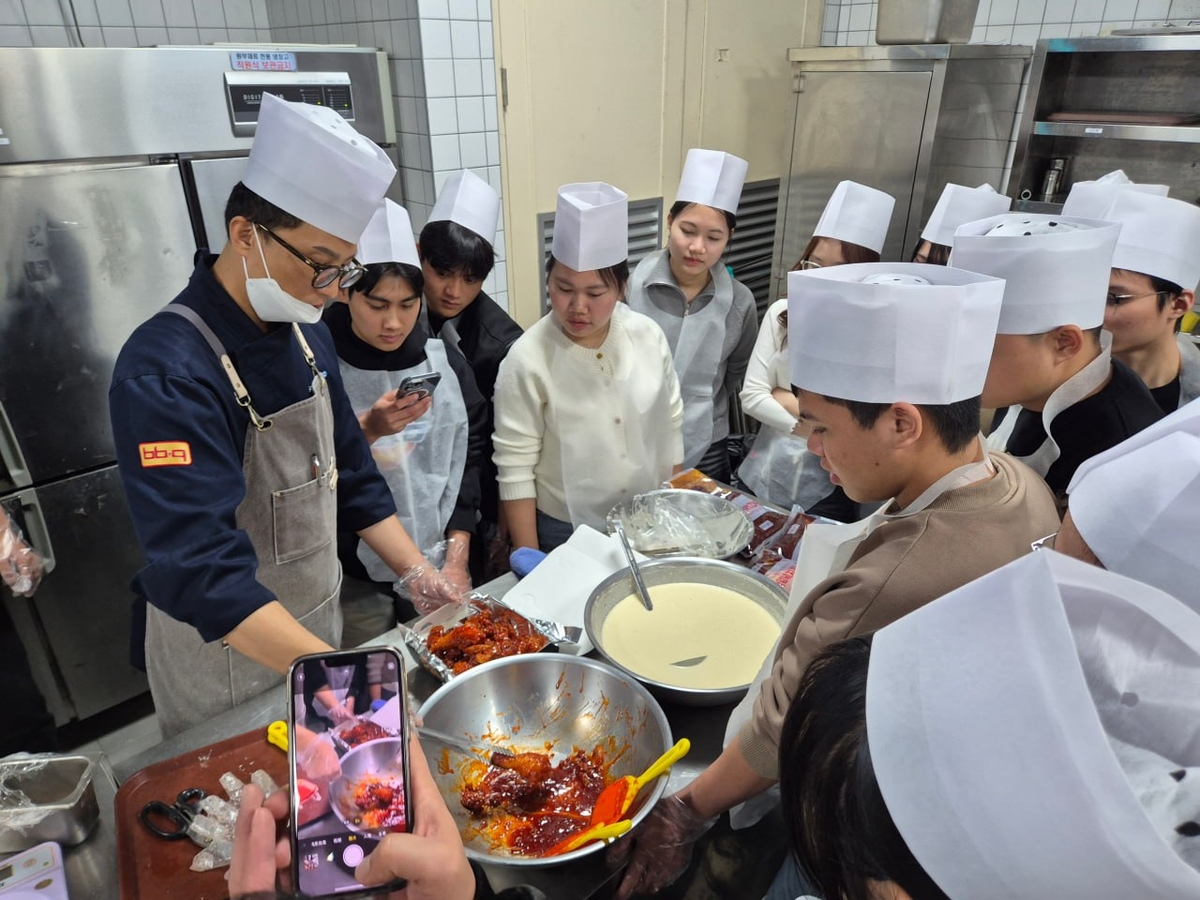 ▲BBQ, 외국인 유학생 치킨캠프 (사진제공=제너시스BBQ그룹)