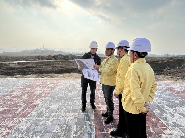 ▲이상훈 한국산업단지공단 이사장이 동절기를 맞아 11일 천안 제5일반산업단지 조성공사 현장을 방문해 근로자와 시설 이용자의 안전의식 제고 및 사고 예방을 위한 특별 안전점검을 실시했다. (사진제공=한국산업단지공단 )