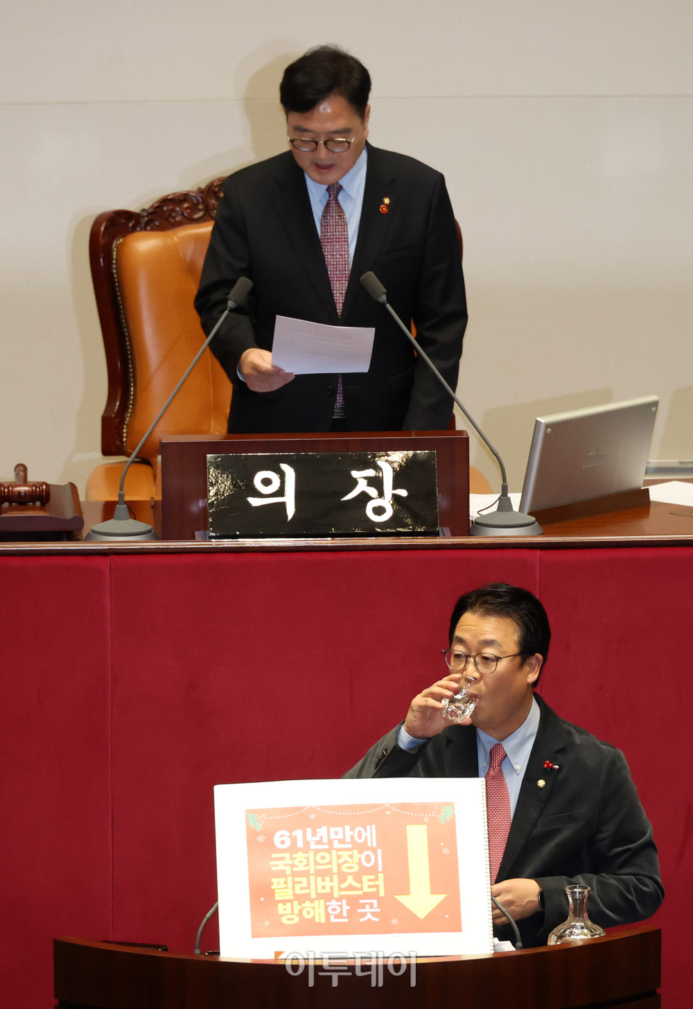 ▲11일 서울 여의도 국회에서 열린 본회의에서 곽규택 국민의힘 의원이 우원식 국회의장을 비난하는 피켓을 앞에 두고 형사소송법 일부개정법률안에 대한 무제한 토론(필리버스터)를 하고 있다. 고이란 기자 photoeran@