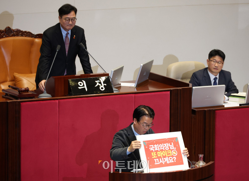 ▲11일 서울 여의도 국회에서 열린 본회의에서 곽규택 국민의힘 의원이 우원식 국회의장을 비난하는 피켓을 앞에 두고 형사소송법 일부개정법률안에 대한 무제한 토론(필리버스터)를 하고 있다. 고이란 기자 photoeran@