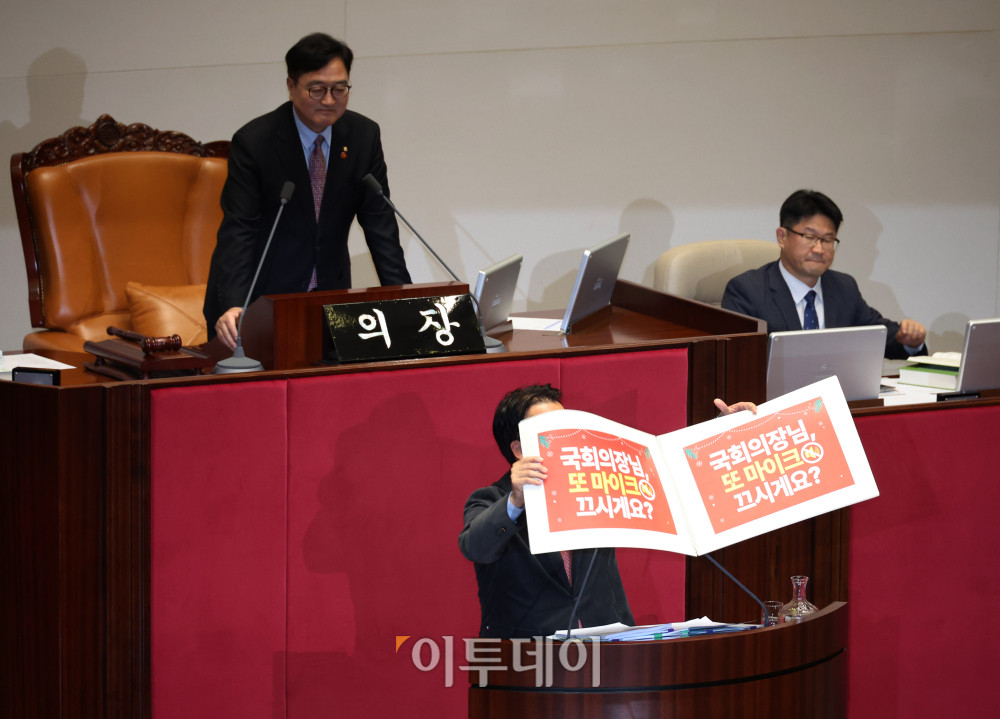 ▲11일 서울 여의도 국회에서 열린 본회의에서 곽규택 국민의힘 의원이 우원식 국회의장을 비난하는 피켓을 앞에 두고 형사소송법 일부개정법률안에 대한 무제한 토론(필리버스터)를 하고 있다. 고이란 기자 photoeran@