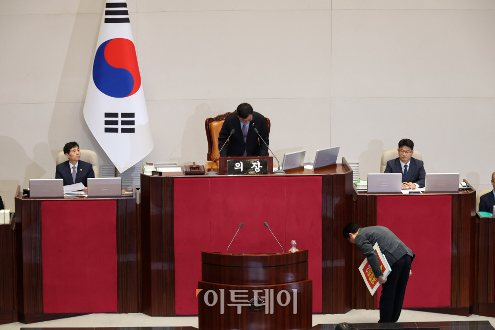 ▲11일 서울 여의도 국회에서 열린 본회의에서 곽규택 국민의힘 의원이 형사소송법 일부개정법률안에 대한 무제한 토론(필리버스터)에 앞서 우원식 국회의장에게 고개숙여 인사하고 있다. 고이란 기자 photoeran@