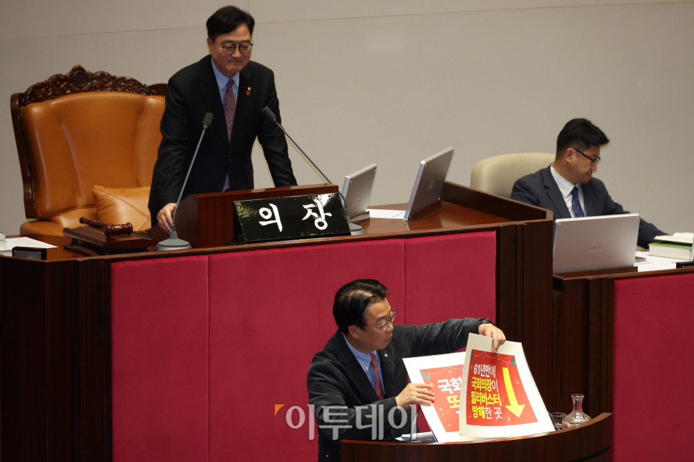 ▲11일 서울 여의도 국회에서 열린 본회의에서 곽규택 국민의힘 의원이 우원식 국회의장을 비난하는 피켓을 앞에 두고 형사소송법 일부개정법률안에 대한 무제한 토론(필리버스터)를 하고 있다. 고이란 기자 photoeran@