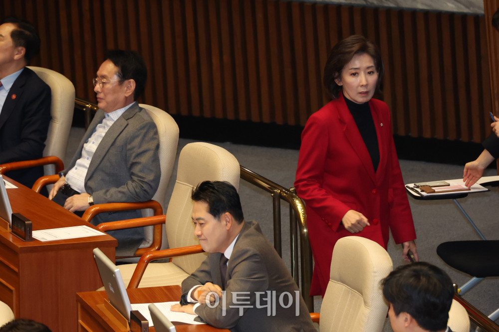 ▲나경원 국민의힘 의원이 11일 서울 여의도 국회에서 열린 본회의에 참석하고 있다. 고이란 기자 photoeran@