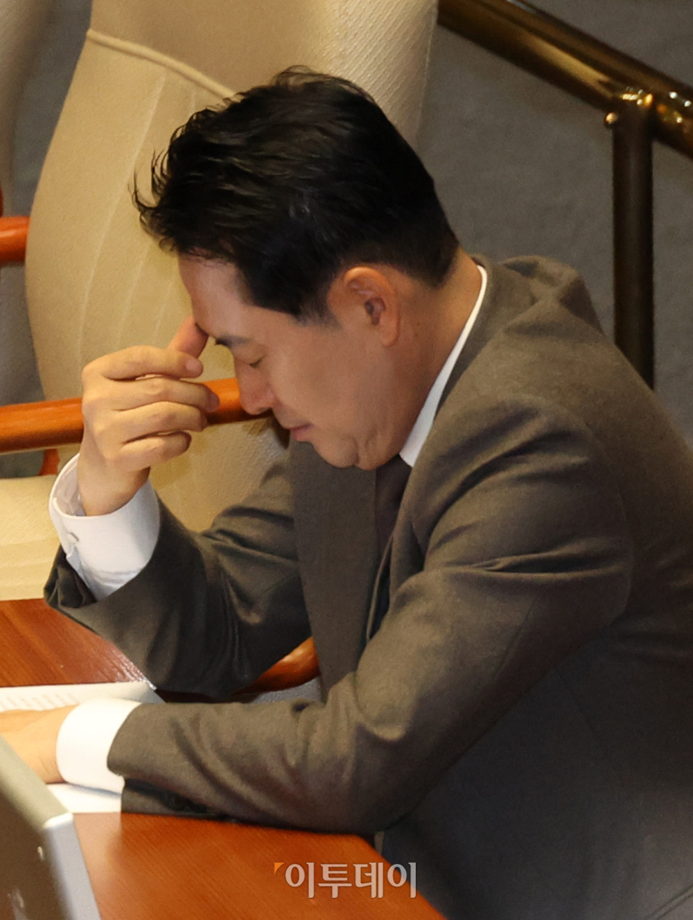 ▲장동혁 국민의힘 대표가 11일 서울 여의도 국회에서 열린 본회의에서 머리를 만지고 있다. 고이란 기자 photoeran@