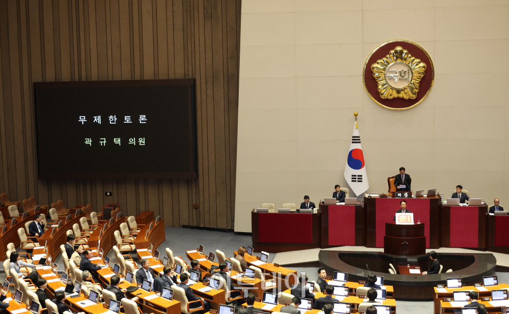 ▲11일 서울 여의도 국회에서 열린 본회의에서 곽규택 국민의힘 의원이 우원식 국회의장을 비난하는 피켓을 앞에 두고 형사소송법 일부개정법률안에 대한 무제한 토론(필리버스터)를 하고 있다. 고이란 기자 photoeran@