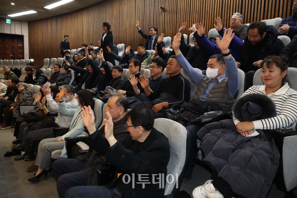 ▲11일 서울 여의도 국회에서 열린 본회의에서 가맹사업거래의 공정화에 관한 법률 일부개정법률안이 가결되자 전국가맹점주협의회 관계자들이 박수치고 있다. 고이란 기자 photoeran@