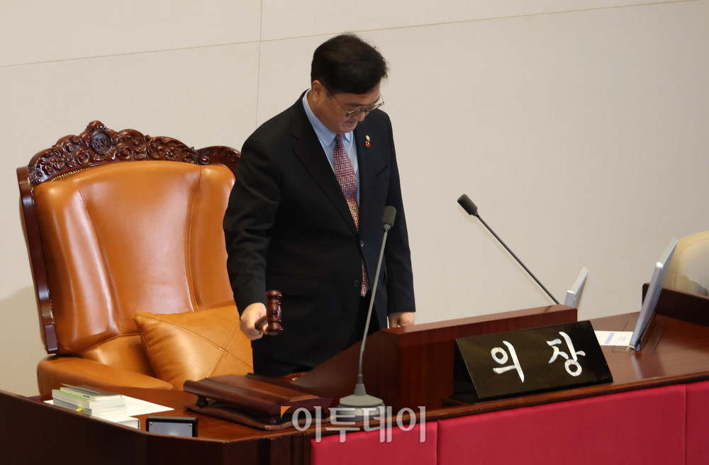 ▲우원식 국회의장이 11일 서울 여의도 국회에서 열린 본회의에서 의사봉을 두드리고 있다. 고이란 기자 photoeran@