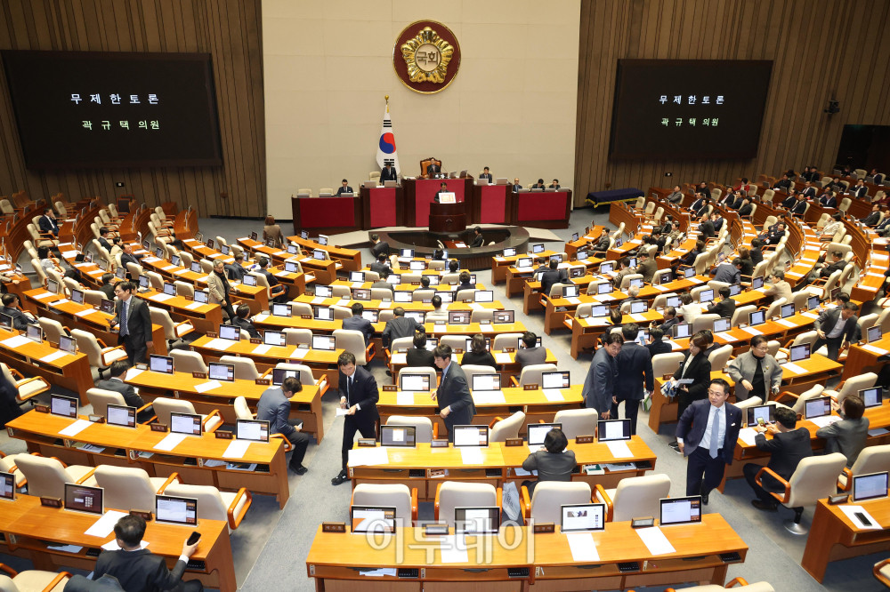 ▲11일 서울 여의도 국회에서 열린 본회의에서 곽규택 국민의힘 의원이 형사소송법 일부개정법률안에 대한 무제한 토론(필리버스터)를 시작하자 더불어민주당 의원들이 퇴장하고 있다. 고이란 기자 photoeran@