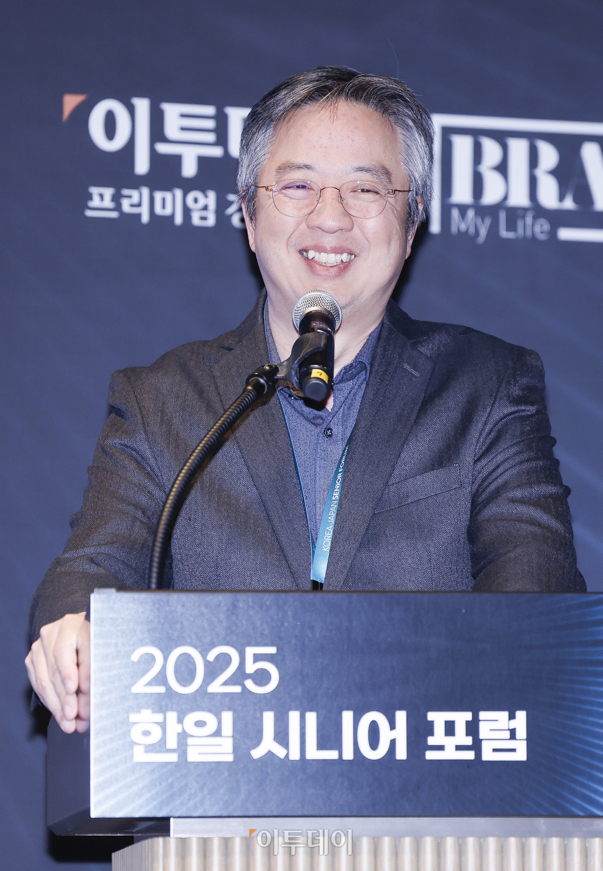 ▲이준영 이모코그 대표가 11일 서울 강남구 웨스틴 서울 파르나스 아틀라스홀에서 열린 2025 한일 시니어 포럼 세션2 시니어 삶의 질 향상의 두 축: 사회참여와 건강관리에서 '시니어 삶의 질 향상을 위한 기억을 지키는 기술, 디지털 인지케어'를 주제로 발표를 하고 있다. 이투데이와 이투데이피엔씨가 주최한 한일 시니어 포럼은 시니어 이코노미를 핵심 주제로, 양국의 정책적 과제와 산업적 해법을 심도 있게 논의하는 국제 교류의 장이다. 시니어 비즈니스가 미래 성장을 견인하는 주체임을 강조하며, 생태계 활성화를 위한 정책·비즈니스·기술 전반에서 필요한 혁신과 전환점을 모색한다. 조현호 기자 hyunho@