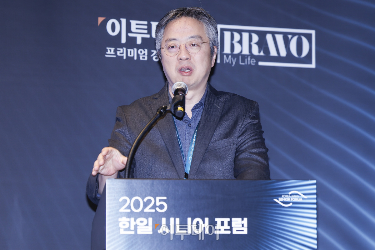 ▲이준영 이모코그 대표가 11일 서울 강남구 웨스틴 서울 파르나스 아틀라스홀에서 열린 2025 한일 시니어 포럼 세션2 시니어 삶의 질 향상의 두 축: 사회참여와 건강관리에서 '시니어 삶의 질 향상을 위한 기억을 지키는 기술, 디지털 인지케어'를 주제로 발표를 하고 있다. 이투데이와 이투데이피엔씨가 주최한 한일 시니어 포럼은 시니어 이코노미를 핵심 주제로, 양국의 정책적 과제와 산업적 해법을 심도 있게 논의하는 국제 교류의 장이다. 시니어 비즈니스가 미래 성장을 견인하는 주체임을 강조하며, 생태계 활성화를 위한 정책·비즈니스·기술 전반에서 필요한 혁신과 전환점을 모색한다. 조현호 기자 hyunho@