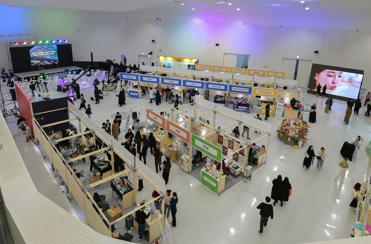 ▲한국경제인협회는 중소벤처기업부, 소상공인시장진흥공단과 함께 K-소상공인 프로젝트 '강한 소상공인 상생ON페어(WE! Partners Fair)'를 12월 11~12일 서울 동대문디자인플라자(DDP)에서 개최한다고 밝혔다. 이번 행사는 소상공인 역량 강화 및 디지털 전환, 글로벌 진출 등 대한민국을 대표하는 ‘K-소상공인’ 성장 기반 조성을 위해 마련되었다. 네이버·카카오·아마존·쇼피 등 주요 글로벌 플랫폼 기업이 참여해 소상공인 상생 생태계 조성을 위한 ‘성장사다리’ 역할을 수행한다. (한경협)