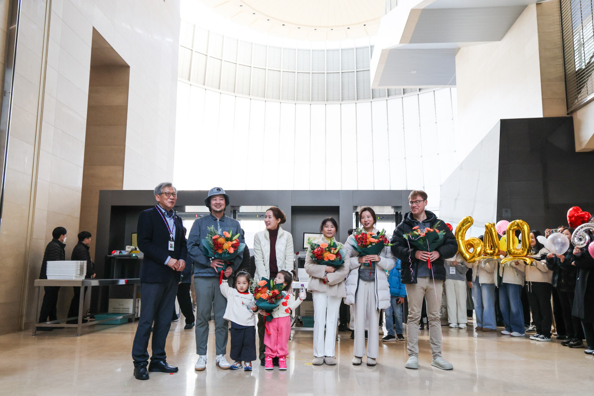 ▲유홍준 국립중앙박물관장(왼쪽)이 11일 서울 용산구 국립중앙박물관에서 열린 600만 관객 돌파 기념행사에서 600만 번째 관람객 가족들에게 인사하며 기념 촬영을 하고 있다.