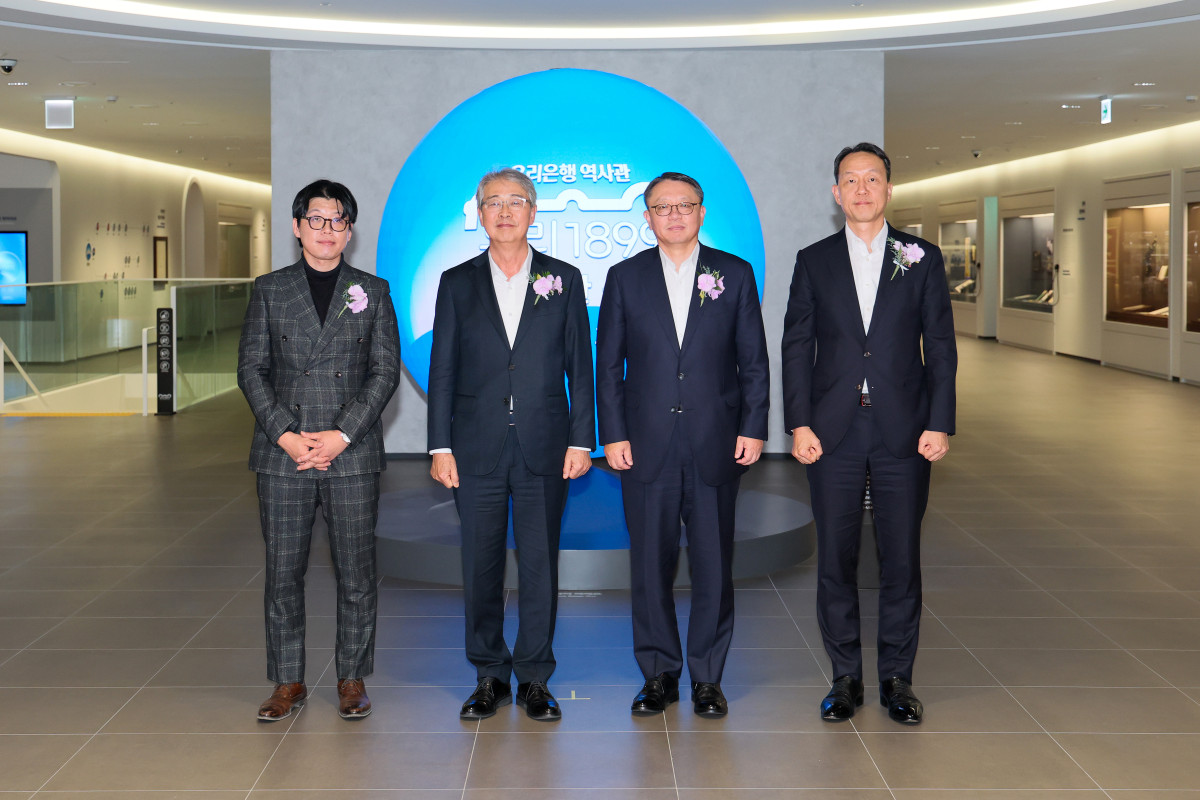 ▲(왼쪽부터)고 박경리 작가의 손자인 토지문화재단 김세희 이사장, 임종룡 우리금융 회장, 정진완 우리은행장, 이정섭 우리은행 상무가 11일 서울 중구 본점 지하에 개관한 '우리1899' 앞에서 기념촬영을 하고 있다. (사진제공=우리은행)