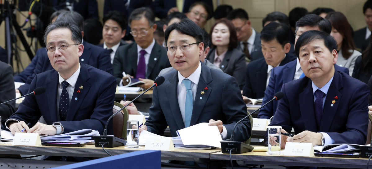 ▲임광현 국세청장이 11일 세종시 정부세종컨벤션센터에서 열린 '2026년 대도약하는 경제, 신뢰받는 데이터' 기획재정부(국세청·관세청·조달청)-국가데이터처 업무보고에서 이재명 대통령의 질문에 답하고 있다. 오른쪽부터 구윤철 부총리 겸 기획재정부 장관, 임광현 국세청장, 이형일 기재부 1차관. (연합뉴스)