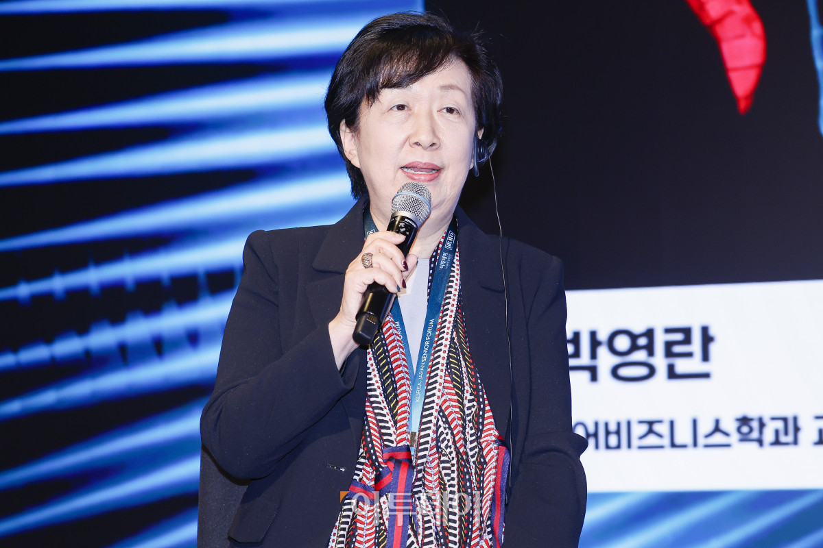 ▲좌장을 맡은 박영란 강남대 시니어비즈니스학과 교수가 11일 서울 강남구 웨스틴 서울 파르나스 아틀라스홀에서 열린 2025 한일 시니어 포럼 세션2 시니어 삶의 질 향상의 두 축: 사회참여와 건강관리에서 패널토론을 진행 하고 있다. 이투데이와 이투데이피엔씨가 주최한 한일 시니어 포럼은 시니어 이코노미를 핵심 주제로, 양국의 정책적 과제와 산업적 해법을 심도 있게 논의하는 국제 교류의 장이다. 시니어 비즈니스가 미래 성장을 견인하는 주체임을 강조하며, 생태계 활성화를 위한 정책·비즈니스·기술 전반에서 필요한 혁신과 전환점을 모색한다. 조현호 기자 hyunho@