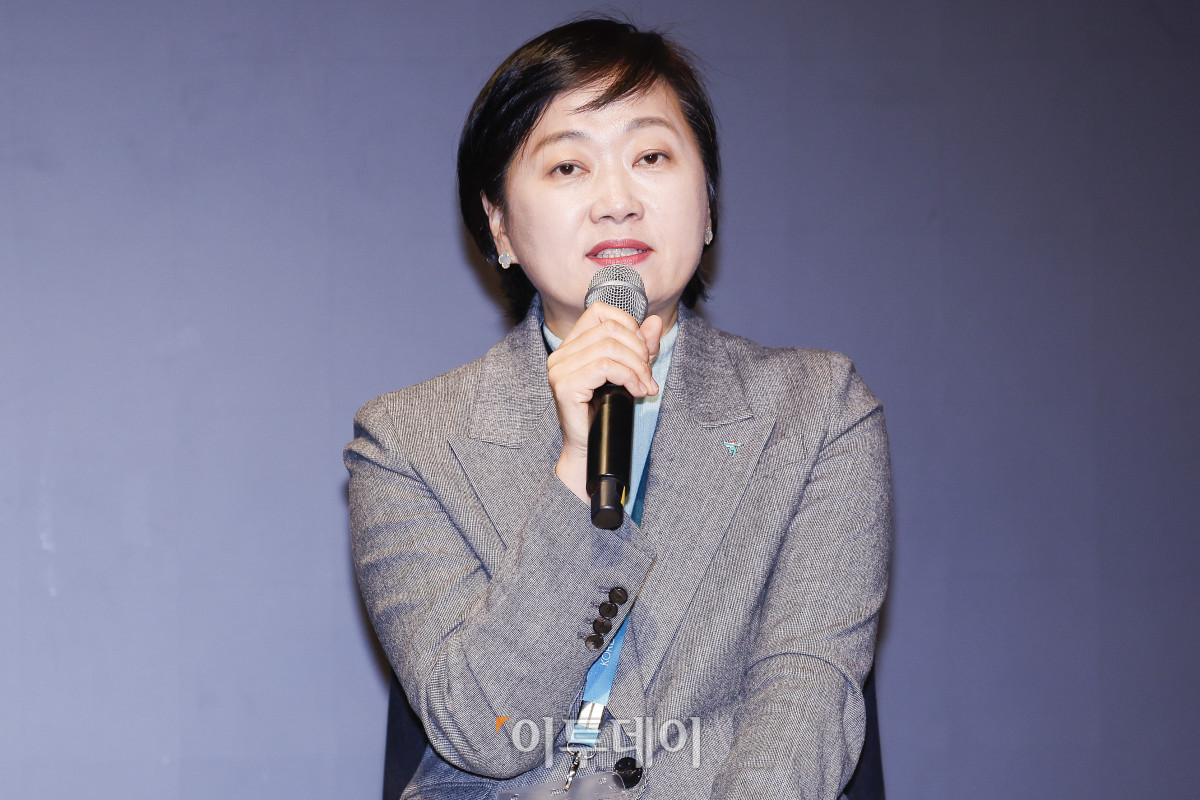 ▲이은정 하나은행 하나더넥스트 본부장이 11일 서울 강남구 웨스틴 서울 파르나스 아틀라스홀에서 열린 2025 한일 시니어 포럼 세션2 시니어 삶의 질 향상의 두 축: 사회참여와 건강관리에서 패널토론을 하고 있다. 이투데이와 이투데이피엔씨가 주최한 한일 시니어 포럼은 시니어 이코노미를 핵심 주제로, 양국의 정책적 과제와 산업적 해법을 심도 있게 논의하는 국제 교류의 장이다. 시니어 비즈니스가 미래 성장을 견인하는 주체임을 강조하며, 생태계 활성화를 위한 정책·비즈니스·기술 전반에서 필요한 혁신과 전환점을 모색한다. 조현호 기자 hyunho@