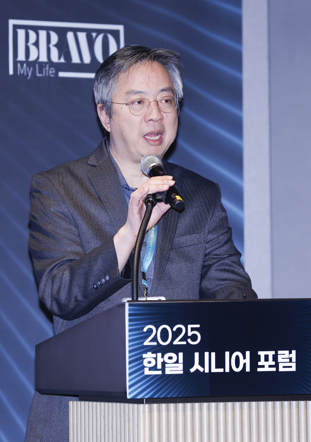 ▲이준영 이모코그 대표가 11일 서울 삼성동 웨스틴 서울 파르나스 아틀라스홀에서 열린 2025 한일 시니어 포럼 세션2 시니어 삶의 질 향상의 두 축: 사회참여와 건강관리에서 '시니어 삶의 질 향상을 위한 기억을 지키는 기술, 디지털 인지케어'를 주제로 발표를 하고 있다. 이투데이와 이투데이피엔씨가 주최한 한일 시니어포럼은 시니어 이코노미를 핵심 주제로, 양국의 정책적 과제와 산업적 해법을 심도 있게 논의하는 국제 교류의 장이다. 시니어 비즈니스가 미래 성장을 견인하는 주체임을 강조하며, 생태계 활성화를 위한 정책·비즈니스·기술 전반에서 필요한 혁신과 전환점을 모색한다. 조현호 기자 hyunho@(이투데이DB)