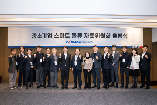 ▲11일 열린 중소기업 스마트 물류 자문위원회가 출범식 이후 기념촬영을 하고 있다. (사진제공=중소벤처기업진흥공단)