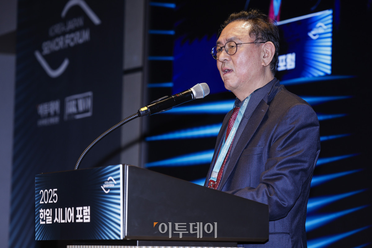▲이종재 이투데이그룹 부회장이 11일 서울 강남구 웨스틴 서울 파르나스 아틀라스홀에서 열린 2025 한일 시니어 포럼에서 폐회사를 하고 있다. 이투데이가 주최하고 이투데이피앤씨와 브라보마이라이프가 주관하는 한일 시니어포럼은 시니어 이코노미를 핵심 주제로, 양국의 정책적 과제와 산업적 해법을 심도 있게 논의하는 국제 교류의 장으로서 시니어 비즈니스가 미래 성장을 견인하는 주체임을 강조하며, 생태계 활성화를 위한 정책·비즈니스·기술·문화 전반에서 필요한 혁신과 전환점을 모색한다. 조현호 기자 hyunho@