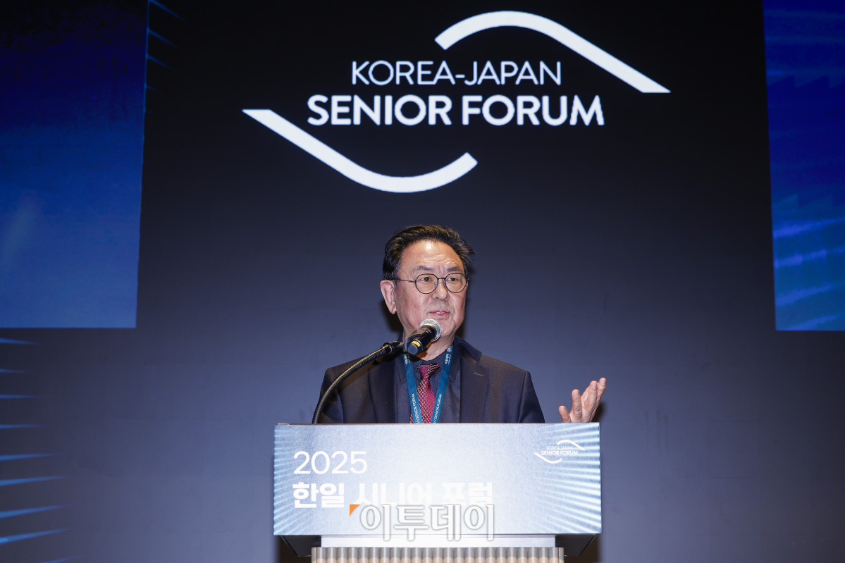 ▲이종재 이투데이그룹 부회장이 11일 서울 강남구 웨스틴 서울 파르나스 아틀라스홀에서 열린 2025 한일 시니어 포럼에서 폐회사를 하고 있다. 이투데이가 주최하고 이투데이피앤씨와 브라보마이라이프가 주관하는 한일 시니어포럼은 시니어 이코노미를 핵심 주제로, 양국의 정책적 과제와 산업적 해법을 심도 있게 논의하는 국제 교류의 장으로서 시니어 비즈니스가 미래 성장을 견인하는 주체임을 강조하며, 생태계 활성화를 위한 정책·비즈니스·기술·문화 전반에서 필요한 혁신과 전환점을 모색한다. 조현호 기자 hyunho@