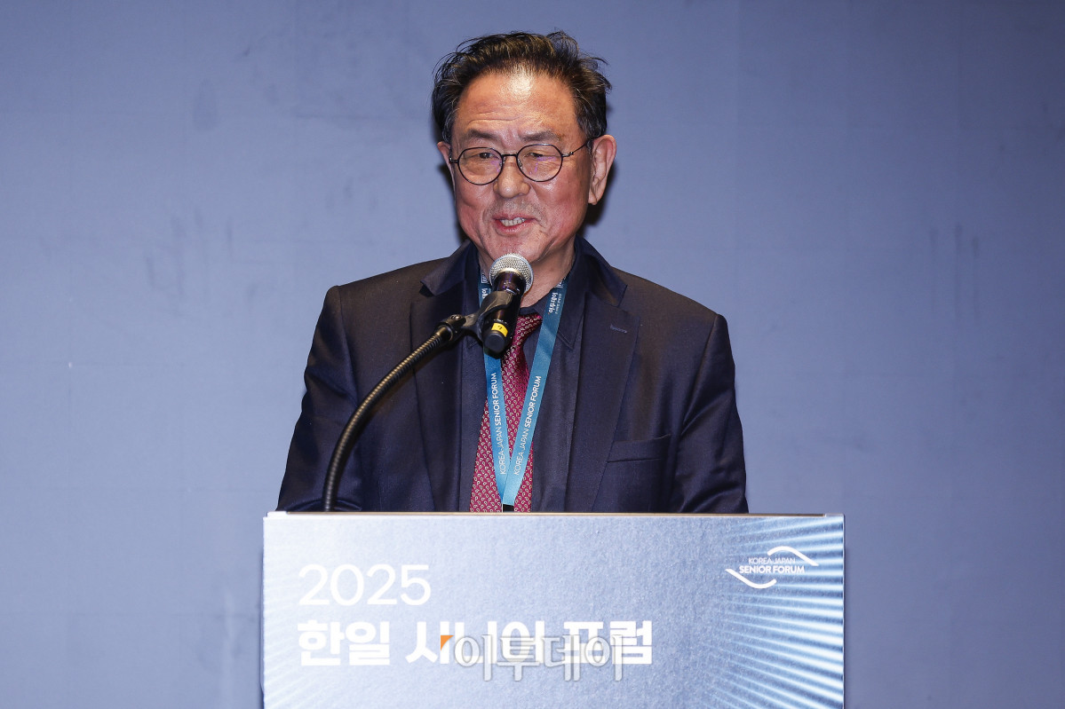 ▲이종재 이투데이그룹 부회장이 11일 서울 강남구 웨스틴 서울 파르나스 아틀라스홀에서 열린 2025 한일 시니어 포럼에서 폐회사를 하고 있다. 이투데이가 주최하고 이투데이피앤씨와 브라보마이라이프가 주관하는 한일 시니어포럼은 시니어 이코노미를 핵심 주제로, 양국의 정책적 과제와 산업적 해법을 심도 있게 논의하는 국제 교류의 장으로서 시니어 비즈니스가 미래 성장을 견인하는 주체임을 강조하며, 생태계 활성화를 위한 정책·비즈니스·기술·문화 전반에서 필요한 혁신과 전환점을 모색한다. 조현호 기자 hyunho@
