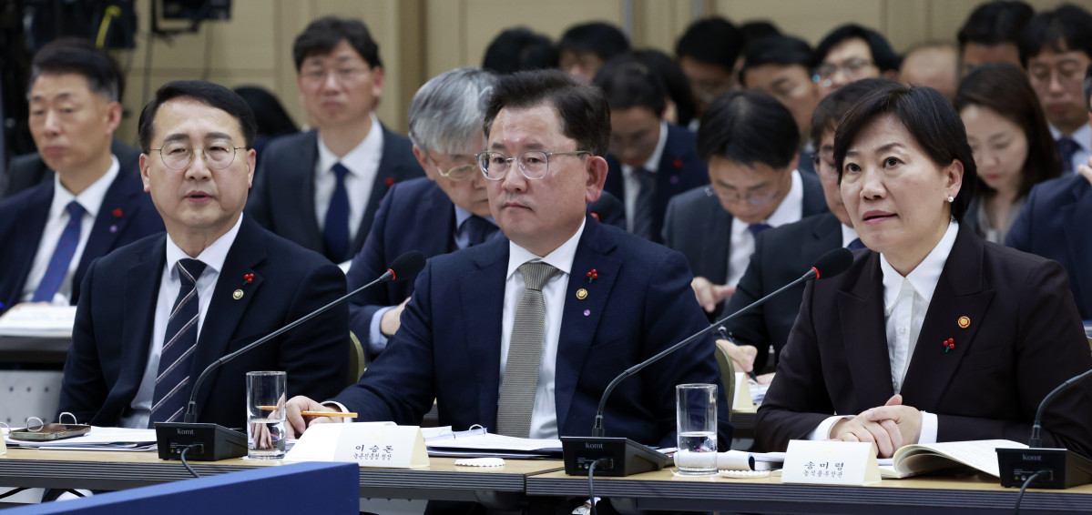 ▲이승돈 농촌진흥청장이 11일 세종시 정부세종컨벤션센터에서 열린 농림축산식품부(농촌진흥청·산림청)-고용노동부 업무보고에서 이재명 대통령 질문에 답하고 있다. 오른쪽부터 송미령 농림축산식품부 장관, 이승돈 농촌진흥청장, 김인호 산림청장 (대통령실통신사진기자단)